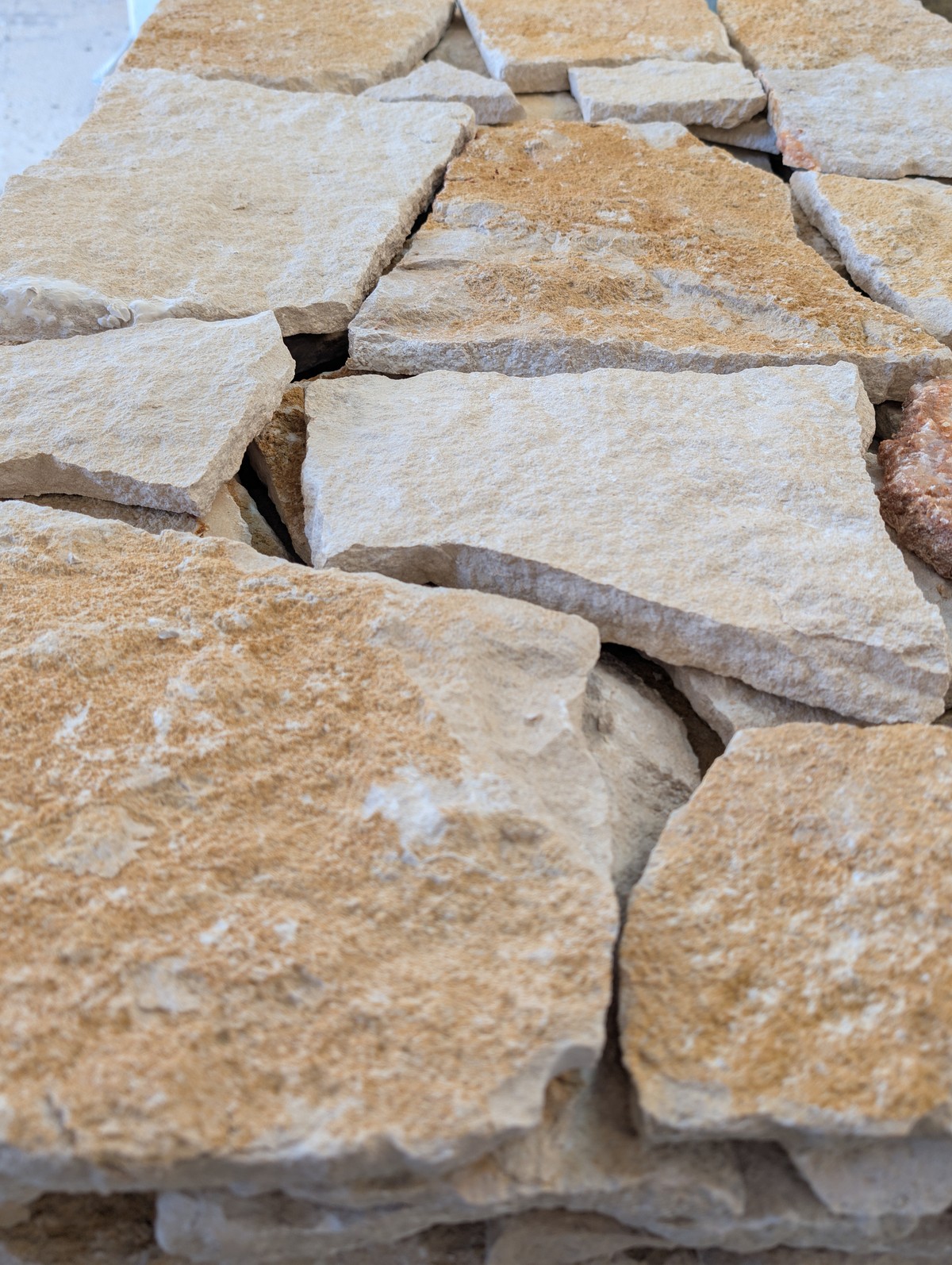Light beige limestone, irregular format, natural split-face surface