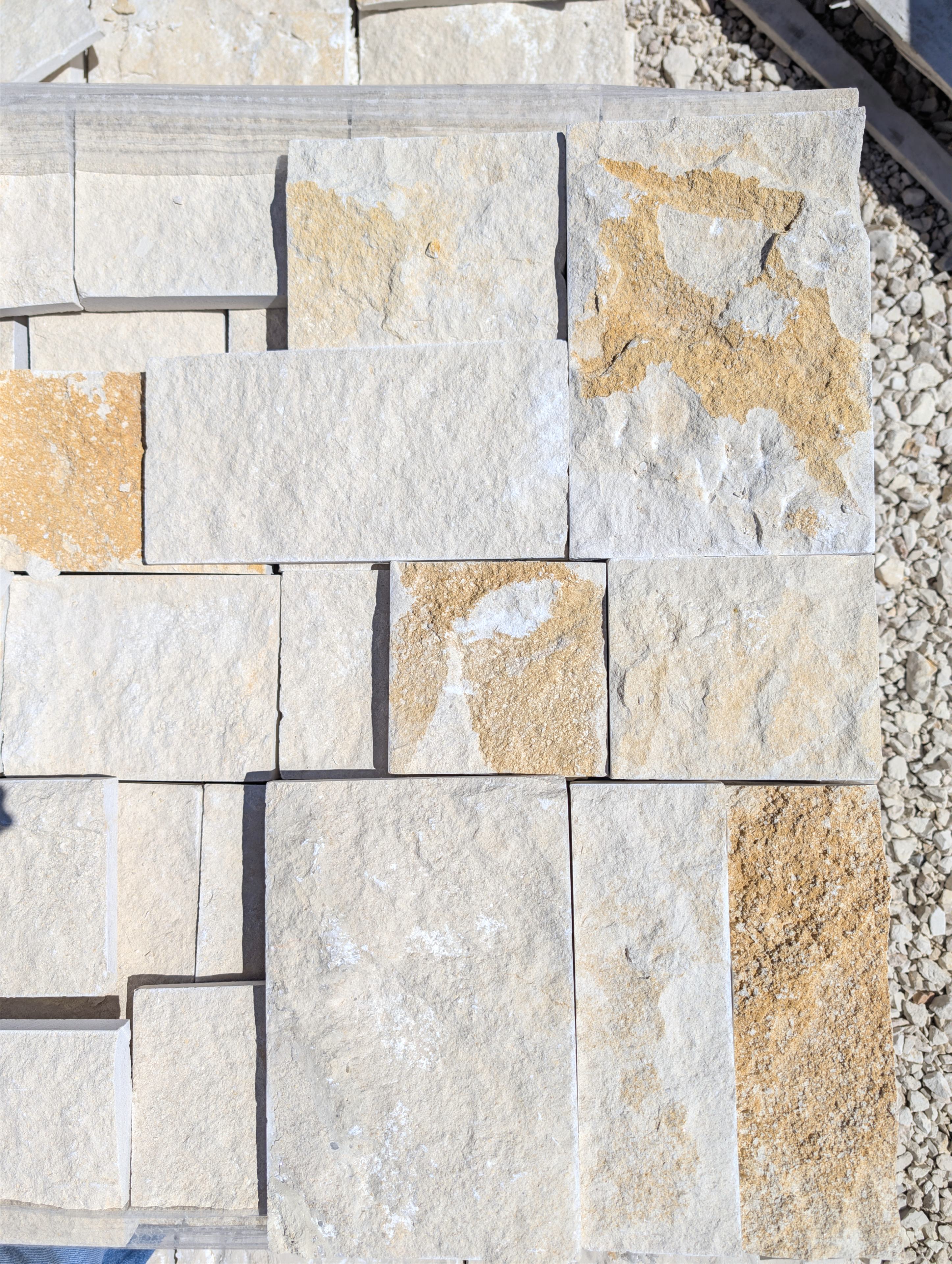 Light beige limestone, multiformat format, natural split-face surface